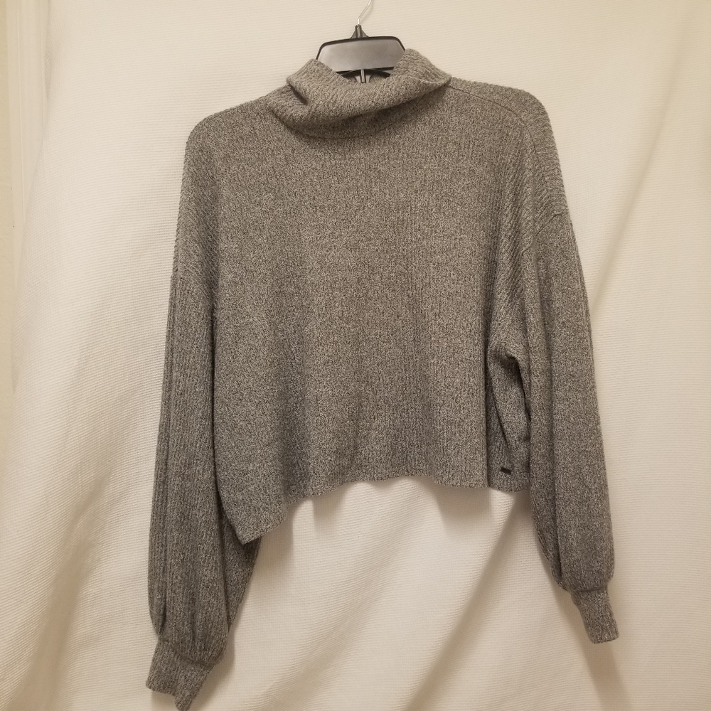 Hollister Cozy Top Bundle - Picture 4 of 10